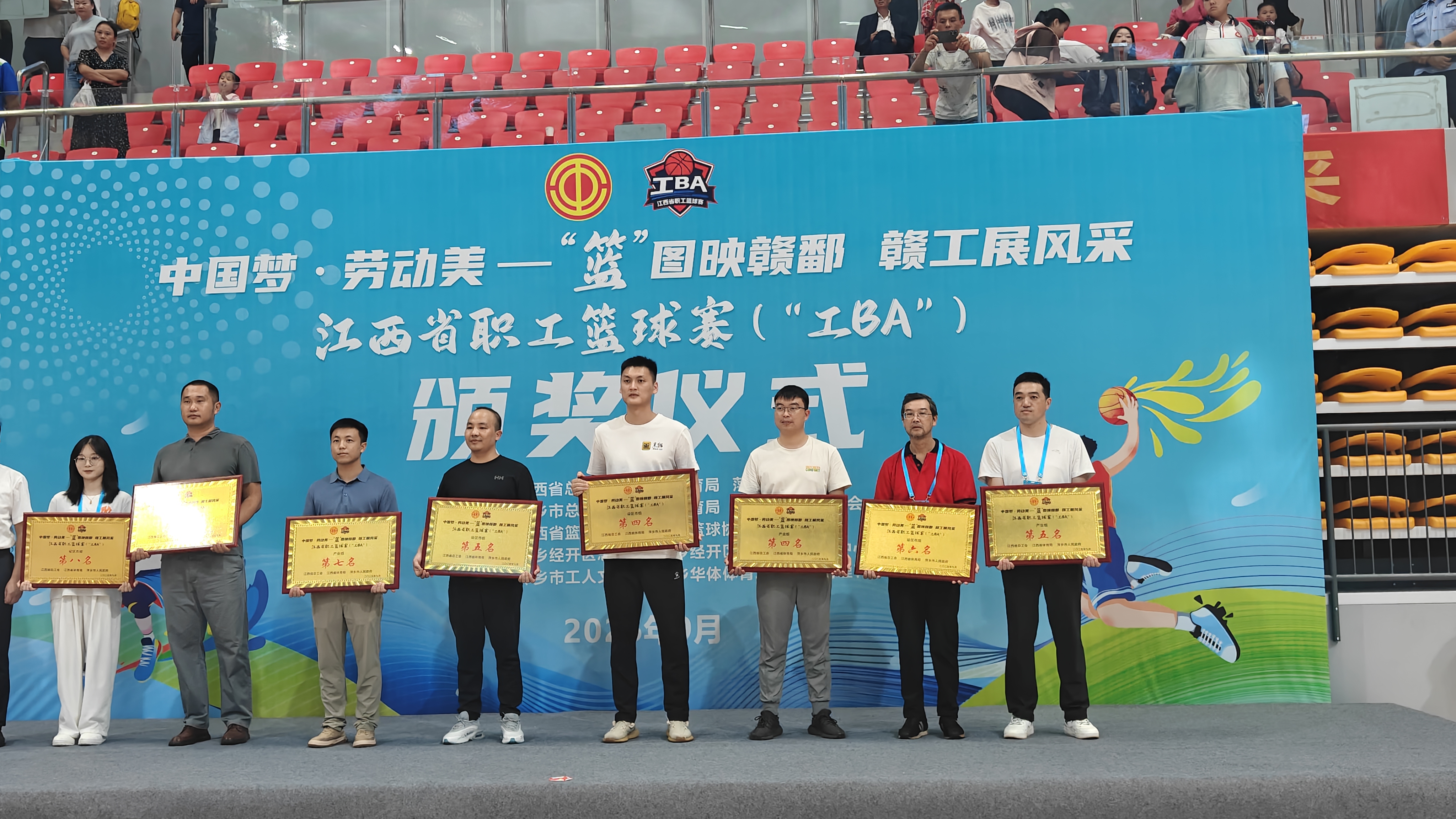 上臺領獎.jpg 上臺領獎.jpg