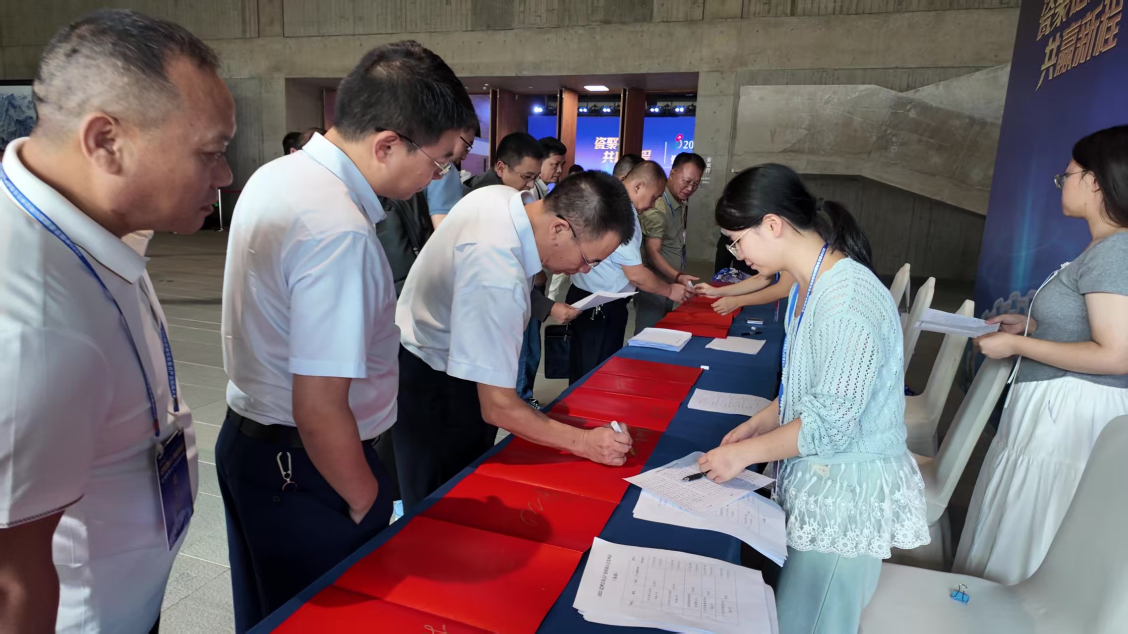 紫晶賓館工作人員熱情接待賓客02.jpg 紫晶賓館工作人員熱情接待賓客02.jpg